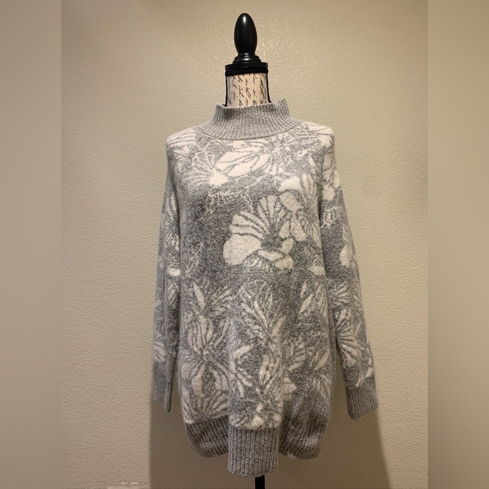 Liz Claiborne Gray and Cream Floral Turtleneck Sweater
